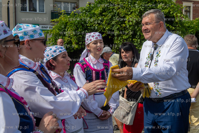 Dzień Flagi Kaszubskiej w Kartuzach. Nz. burmistrz...