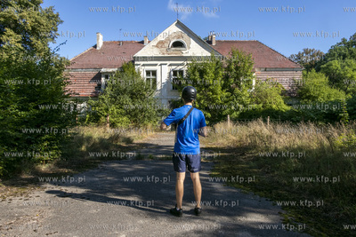 Tereny zespolu dworsko-pałacowego  z folwarkiem w...