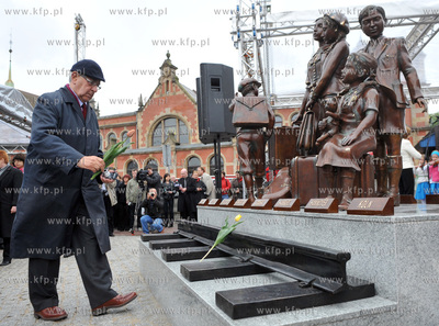 Przed Dworcem PKP w Gdansku odslonieto pomnik poswiecony...