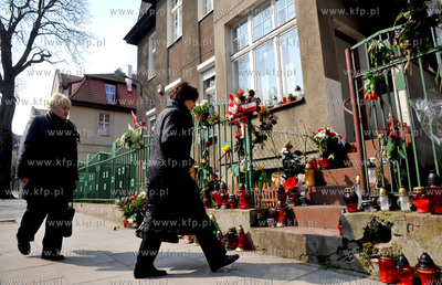 Gdansk Wrzeszcz. Znicze i kwiaty pod biurem poselskim...
