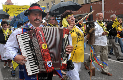 XIII Swiatowy Zjazd Kaszubow w Leborku. Barwny korowod...