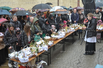 Wielka Sobota. Tradycyjne wielkanocne swiecenie pokarmow...