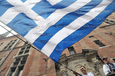 Dlugi Targ w Gdansku. Greccy kibice na ulicach Glownego...