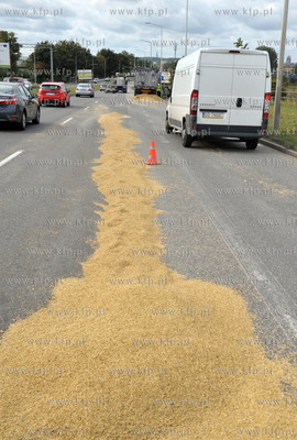 Rozsypane zboze z ciezarowki na ul. Elblaskiej. 02.09.2015
fot....