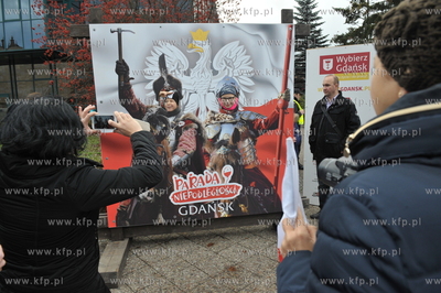 Dzien Niepodleglosci w Gdansku. Barwna parada przeszla...