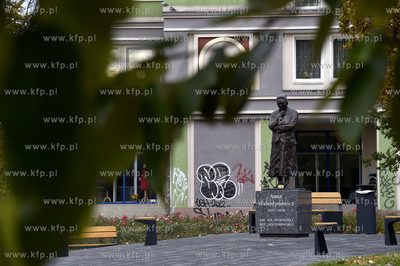 Gdańsk Wrzeszcz.  Pomnik Anny Walentynowicz na skwerze...