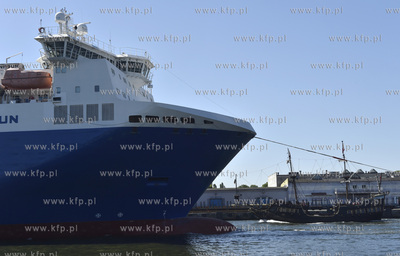 Kanał portowy Portu w Gdańsku. Nz. prom Finnsun linii...
