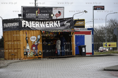 Sylwester. Sprzedaż fajerwerków w Gdańsku-Kokoszkach,...