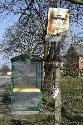 Lipusz na Kaszubach. Przystanek autobusowy na żądanie...
