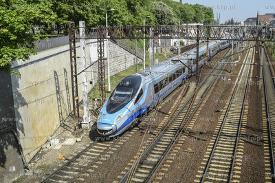 Pociąg Pendolino, w oddali Dworzec PKP Gdańsk Główny....