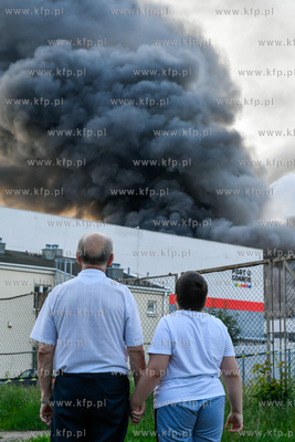 Pożar hali magazynowej w Nowym Porcie w Gdańsku....