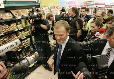 Donald Tusk odwiedza polskich pracownikow w sklepie...