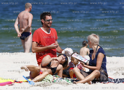 Polwysep helski. Marcin Prokop nad morzem z coreczka.
23.07.2008
fot....