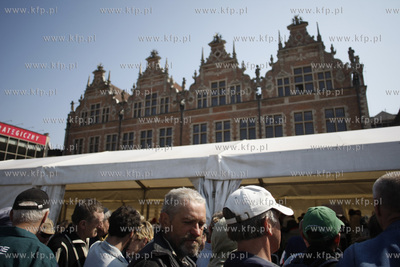Gdansk. Targ Weglowy. Sniadanie wielkanocne dla potrzebujacych...