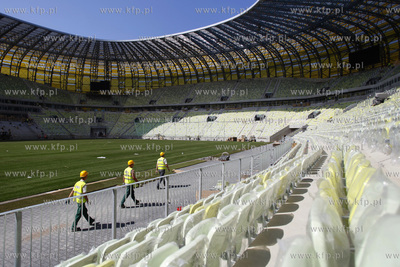 Gdansk. Polozono murawe na plycie boiska stadionu PGE...