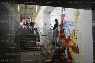 Sopot. Rafal Roskowinski i Jacek Bielewski tworza mural...