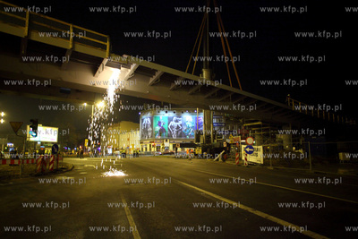 Gdansk Wrzeszcz. Montaz ostatniego elementu estakady...