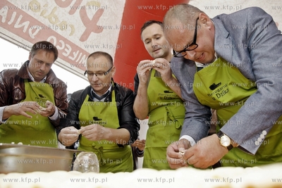 XI Gdanskie Swieto Pieroga na Targu Weglowym. Zawody...