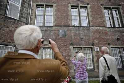 Odsloniecie tablicy upamietniajcej fakt, ze w budynku...