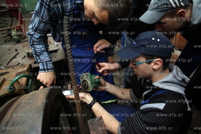 Uczniowie Zespolu Szkol Rolniczych w Rusocinie remontuja...