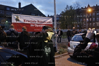 Pikieta Krucjaty Rozancowej za Ojczyzne przed koncertem...