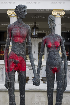 Sopot. Zniszczone przez graficiarzy rzeźby restauracji...