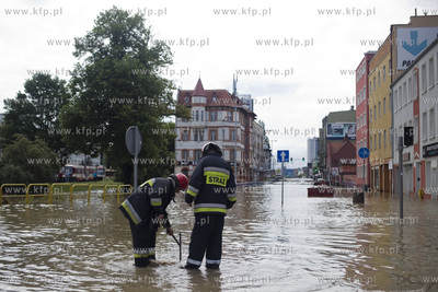 Zalane po intesywnych opadach deszczu skrzyżowanie...