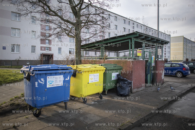 Gdańsk. Śmietnik przy ulicy Baczyńskiego. Wyrzucone...