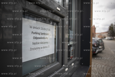 W związku z epidemią koronawirusa płatny parking...