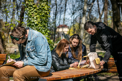 Sopocka Majówka z biblioteką przy ulicy Goyki. Szukanie...