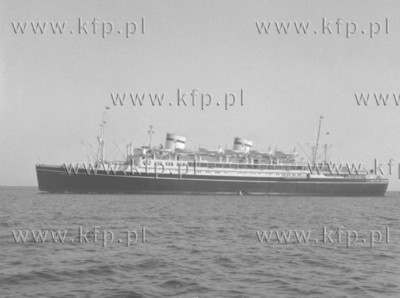 Polski transatlantyk Batory na morzu. 1960 (?) Fot....