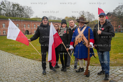Góra Gradowa. Flagi dla mieszkańców i turystów...