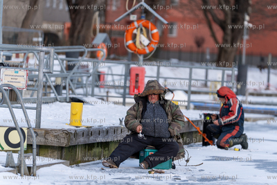 Wędkarstwo podlodowe w Gdańsku na skutej lodem Motławie...