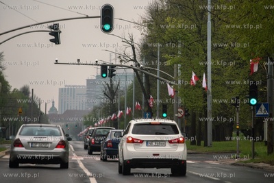 Gdańsk. Flagi Polski  przy ulicy Al. Zwycięstwa....