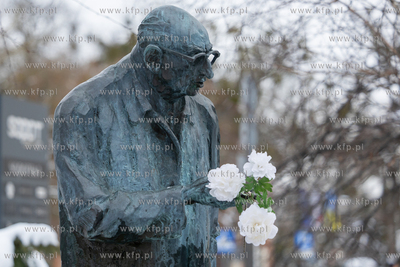 Złożenie kwiatów pod pomnikiem Władysława Bartoszewskiego....