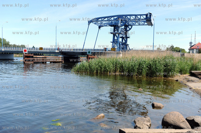 Dziwnow. Drogowy most zwodzony na rzece Dziwnie laczacy...