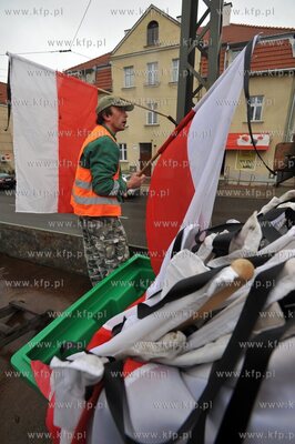 Zaloba narodowa po katastrofie prezydenckiego samolotu...