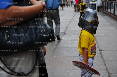 Gdansk. Ulica Dluga. Chlopiec w stroju rycerza.
11.07.2011
fot....
