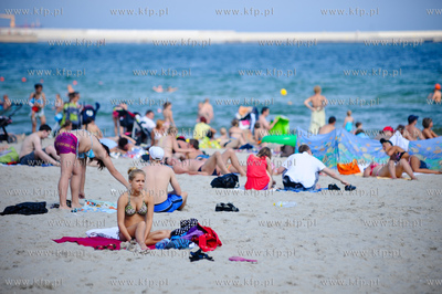 Gdynia. Tlumy turystow i mieszkancow gdyni podczas...