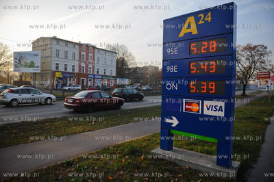 Gdansk. Wrzeszcz. Samoobsllugowa stacja paliw Neste...