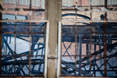 Gdansk. Dogaszanie doszczetnie spalonej hali produkcyjnej...