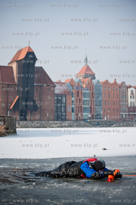 Marina w Gdansku. Cwiczenia ratownikow wopr oraz strazakow...