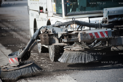 Gdansk. Aleja Armii Krajowej. Wiosenne sprzatanie ulic....