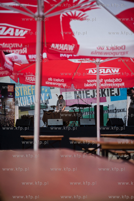 Gdansk. Plac przed Galeria Przymorze. Swiecaca pustkami...