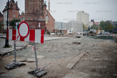 Gdansk. Wymiana kostki brukowej na skrzyzowaniu ulic...
