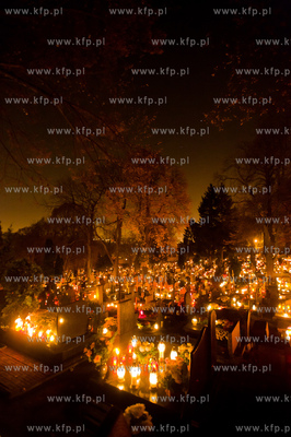 Gdansk. Cmentarz komunalny Sw. Franciszka. Swieto Zmarlych....