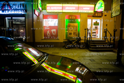 Gdansk. Ul. Weglarska. Fasada oraz szyldy sklepu spozywczego...