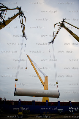 Stocznia Gdanska. Zaladunek elementow wiez wiatrowych,...
