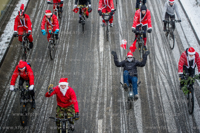 Gdansk. Droga Zielona. Coroczna akcja Mikolaje na Rowerach...