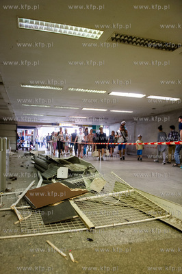 Gdansk. Rozbiorka punktow handlowych znajdujacych sie...